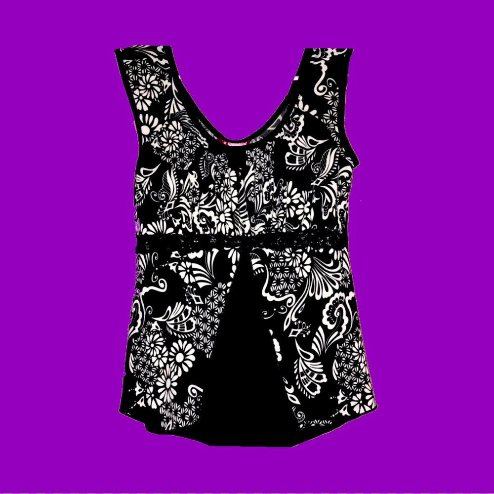 Y2K black and white sleeveless top with lace!!